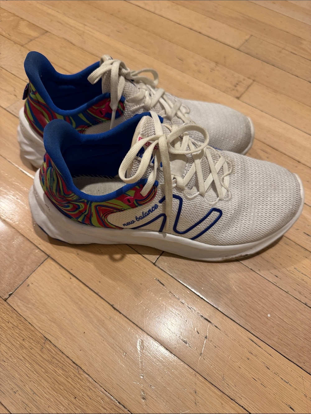 NEW BALANCE FRESH FOAM ROAV SIZE 8.5 white with fun colorful heels